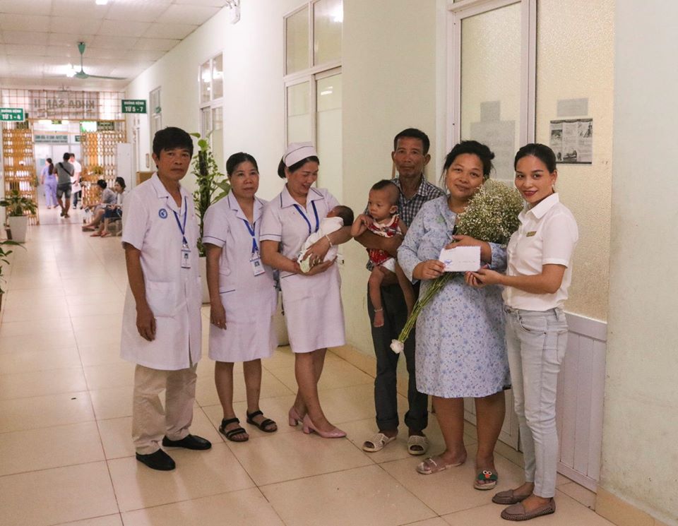 Bệnh viện Phụ sản Hải Phòng: Trao tiền ủng hộ bệnh nhân có hoàn cảnh khó khăn