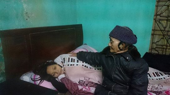 Một cô gái mắc bệnh hiểm nghèo được mọi người cứu giúp