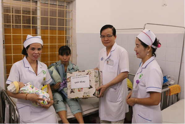 TRAO TẶNG QUÀ CHO SẢN PHỤ “BẠCH LONG VĨ” XUẤT VIỆN