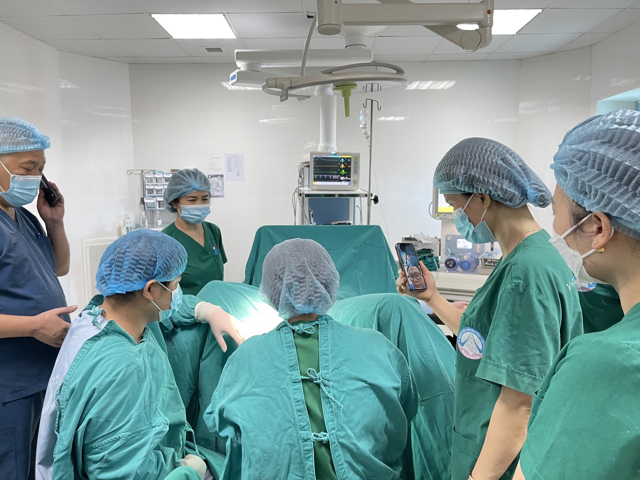 PGS.TS.BS Vũ Văn Tâm hướng dẫn bác sĩ Bệnh viện Nhi Lào Cai phẫu thuật thành công ca bế kinh do vách ngăn hoàn toàn âm đạoTin tức bệnh viện