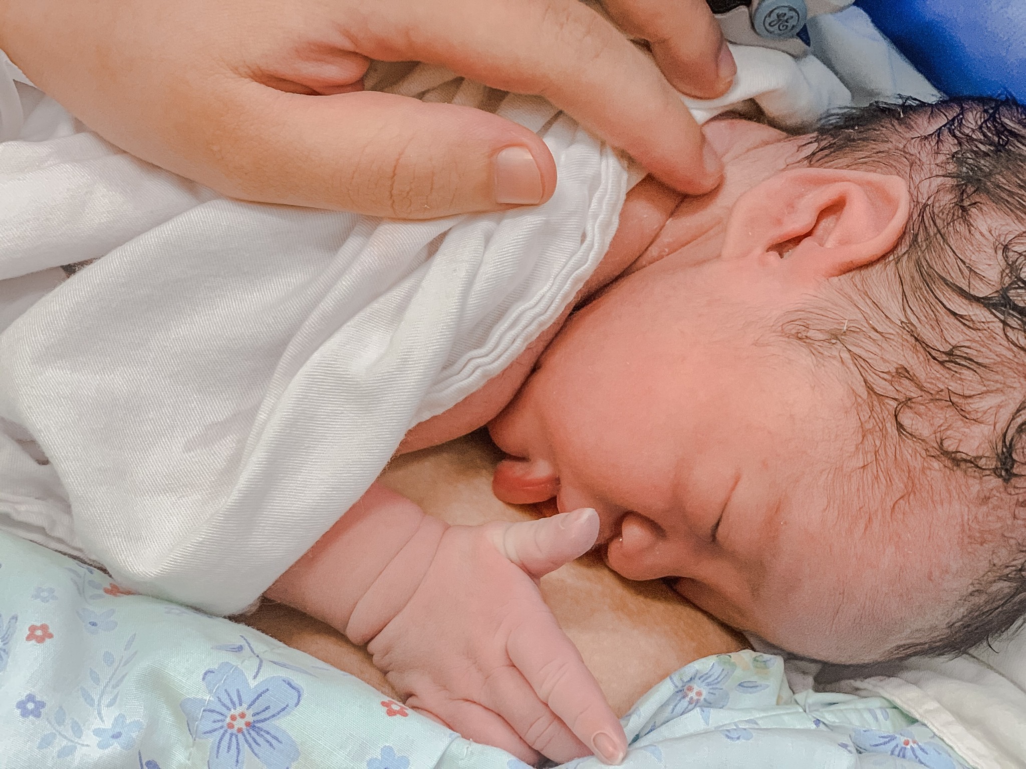 Sữa non có vai trò như thế nào đối với sự phát triển của trẻ?
