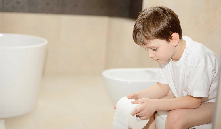 Táo bón gây ảnh hưởng như thế nào đến sức khỏe và tâm lý của trẻ